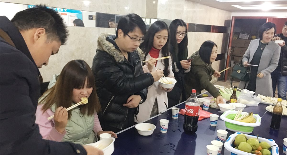 公司开展“冬至包饺子，，，，，，，快乐事情”运动