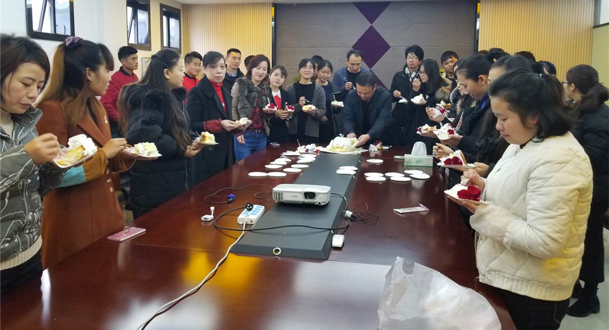 真人游戏控股祝全天下女王节日快乐！